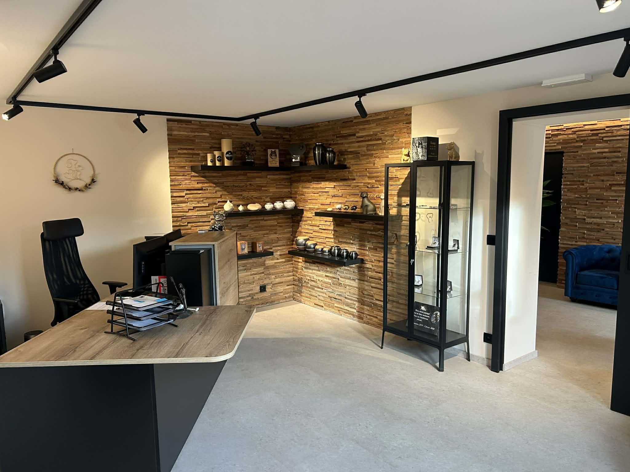 Piece bureau urnes et bijoux